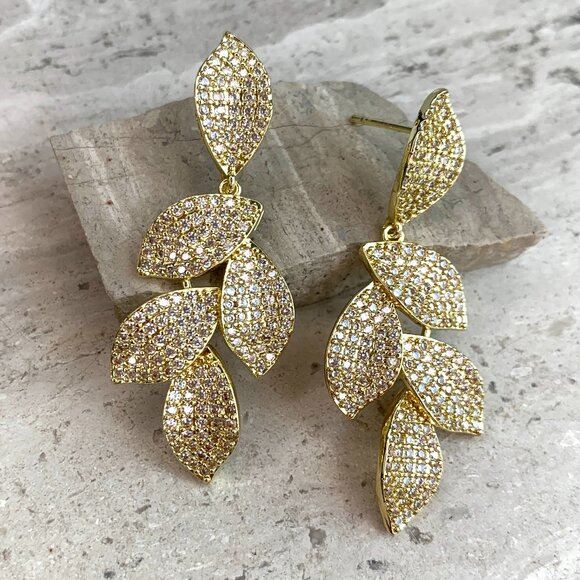 NEW~ Anthropologie SHASHI Gold Pavé Crystal Leaf Dangle Earrings - Picture 2 of 12